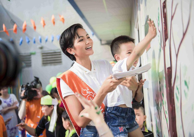 H&rsquo;Hen Ni&ecirc; hạnh ph&uacute;c khoe m&oacute;n qu&agrave; nhận được sau Miss Universe: Lượng follow cao gấp 4 lần, quỹ từ thiện x&acirc;y thư viện tăng đột biến - Ảnh 2.