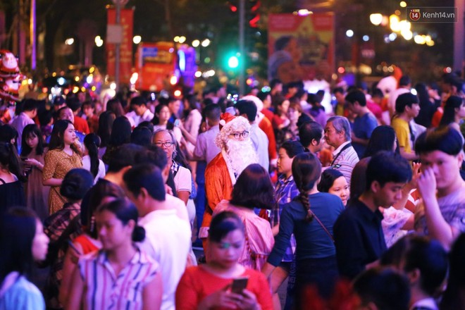 Tranh thủ cuối tuần, người Sài Gòn và Hà Nội ùn ùn đổ lên trung tâm để vui chơi trước thềm Giáng sinh - Ảnh 29.