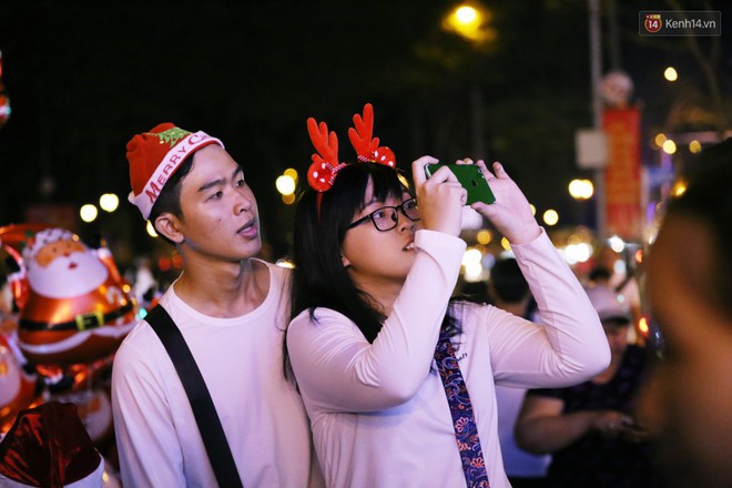 Tranh thủ cuối tuần, người Sài Gòn và Hà Nội ùn ùn đổ lên trung tâm để vui chơi trước thềm Giáng sinh - Ảnh 28.