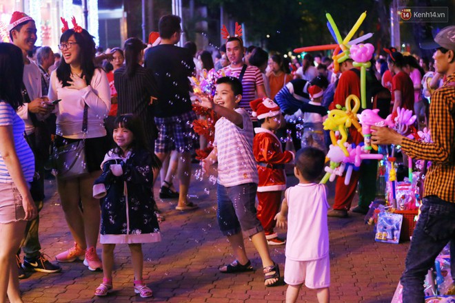 Tranh thủ cuối tuần, người Sài Gòn và Hà Nội ùn ùn đổ lên trung tâm để vui chơi trước thềm Giáng sinh - Ảnh 26.