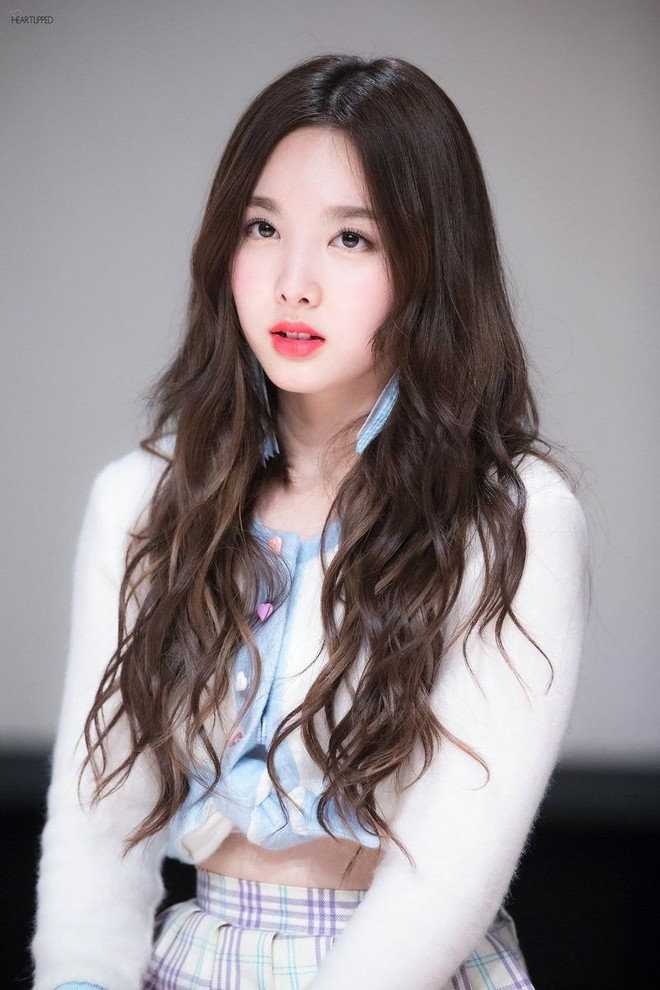 Tin nổi không Nayeon (TWICE) và em út MAMAMOO đều sinh năm 1995: Nhìn như cô cháu, bên cute bên sexy nhức mắt - Ảnh 2.