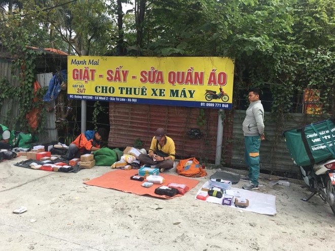 Trường cấm sinh viên mang điện thoại, các anh shipper đành bày hàng như bán rong trước cổng đợi - Ảnh 2.