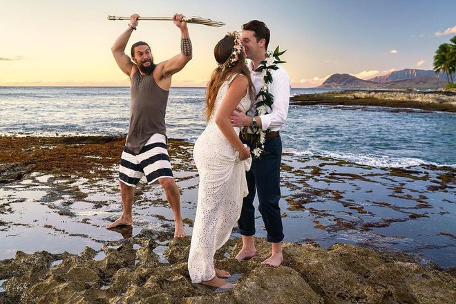 Chán làm vua biển cả, Aquaman mặc áo 3 lỗ, quần đùi lên bờ chụp ké ảnh cưới với thường dân - Ảnh 3.