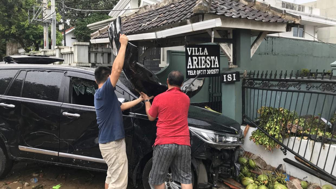 Du kh&aacute;ch kể lại gi&acirc;y ph&uacute;t s&oacute;ng thần tấn c&ocirc;ng Indonesia: Con g&aacute;i t&ocirc;i mắc kẹt dưới h&agrave;ng đống mảnh vỡ - Ảnh 2.