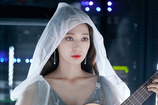 Trở lại với nhan sắc đỉnh cao, Park Shin Hye gây sốt vì đẹp như nữ thần bước ra từ truyện thần thoại ở hậu trường - Ảnh 12.
