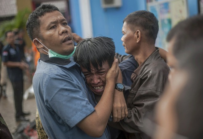 Indonesia một ngày chìm trong đau thương và nước mắt: Người dân đau đáu đi tìm người thân thích - Ảnh 3.