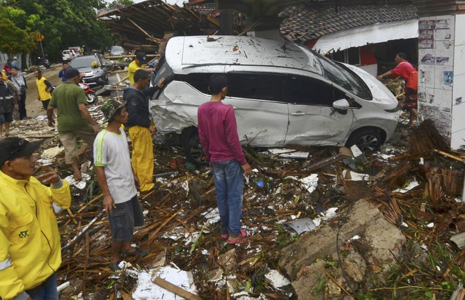 Indonesia một ngày chìm trong đau thương và nước mắt: Người dân đau đáu đi tìm người thân thích - Ảnh 5.