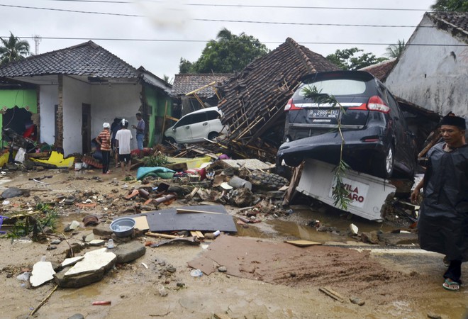 Indonesia một ngày chìm trong đau thương và nước mắt: Người dân đau đáu đi tìm người thân thích - Ảnh 6.