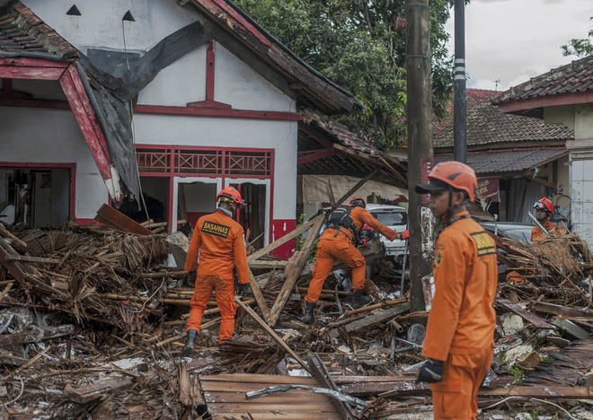 Indonesia một ngày chìm trong đau thương và nước mắt: Người dân đau đáu đi tìm người thân thích - Ảnh 7.