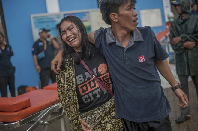 Indonesia một ngày chìm trong đau thương và nước mắt: Người dân đau đáu đi tìm người thân thích - Ảnh 9.