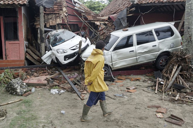 Indonesia một ngày chìm trong đau thương và nước mắt: Người dân đau đáu đi tìm người thân thích - Ảnh 10.