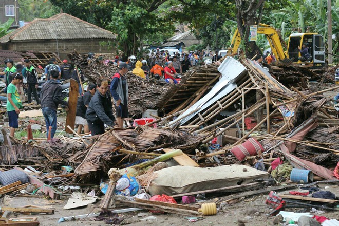 Indonesia một ngày chìm trong đau thương và nước mắt: Người dân đau đáu đi tìm người thân thích - Ảnh 11.