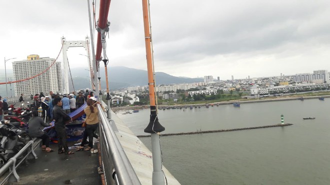 Thông báo trước cho mẹ ruột, người đàn ông đã có vợ và 3 con nhỏ nhảy cầu Thuận Phước tự tử - Ảnh 3.