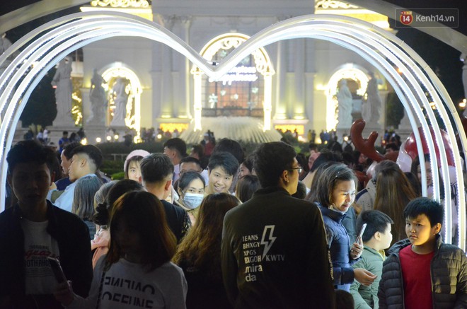 Người dân Hà Nội, Sài Gòn và Đà Nẵng ùn ùn đổ về trung tâm đón Giáng sinh - Ảnh 2.