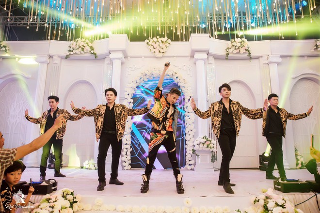Hàng trăm quan khách vây kín xem ca sĩ Đàm Vĩnh Hưng hát ở tiệc cưới 5 tỷ của đại gia Hưng Yên - Ảnh 4.