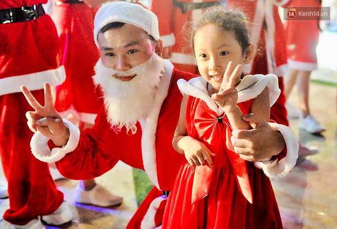 Người dân Hà Nội, Sài Gòn và Đà Nẵng ùn ùn đổ về trung tâm đón Giáng sinh - Ảnh 57.
