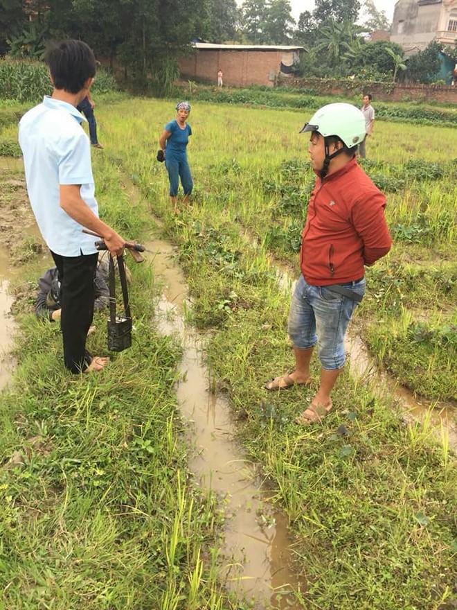 Hà Nội: Dân làng hô hoán vây bắt và đánh gục hai kẻ dùng súng điện trộm chó - Ảnh 2.