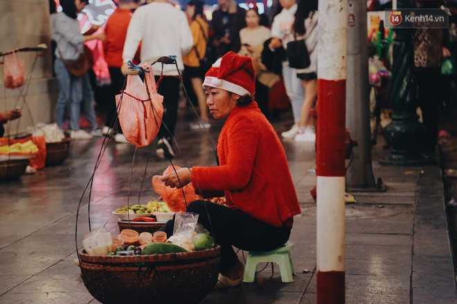 Người dân Hà Nội, Sài Gòn và Đà Nẵng ùn ùn đổ về trung tâm đón Giáng sinh - Ảnh 25.