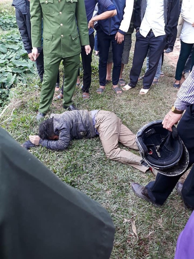 Hà Nội: Dân làng hô hoán vây bắt và đánh gục hai kẻ dùng súng điện trộm chó - Ảnh 3.