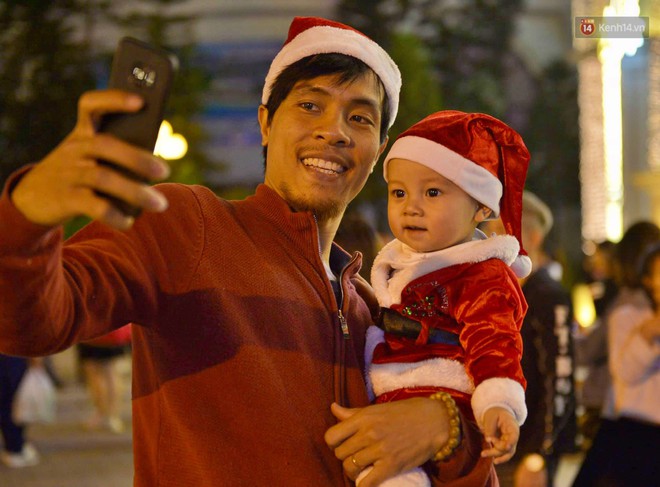 Người dân Hà Nội, Sài Gòn và Đà Nẵng ùn ùn đổ về trung tâm đón Giáng sinh - Ảnh 6.