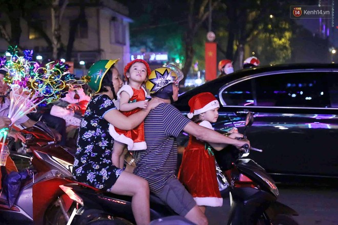 Người dân Hà Nội, Sài Gòn và Đà Nẵng ùn ùn đổ về trung tâm đón Giáng sinh - Ảnh 45.