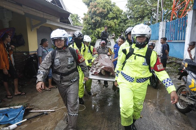 Indonesia một ngày chìm trong đau thương và nước mắt: Người dân đau đáu đi tìm người thân thích - Ảnh 16.