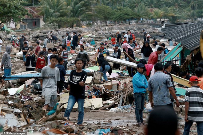 Indonesia một ngày chìm trong đau thương và nước mắt: Người dân đau đáu đi tìm người thân thích - Ảnh 12.