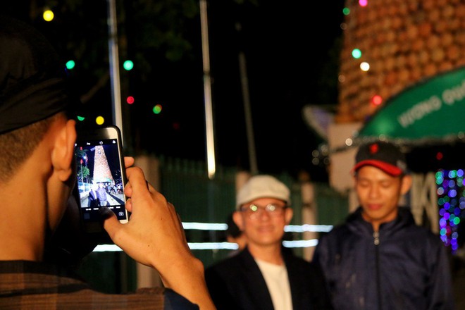 Chi&ecirc;m ngưỡng c&acirc;y th&ocirc;ng độc đ&aacute;o l&agrave;m từ 8.000 giỏ h&agrave;nh v&agrave; 6.000 nồi đất ở Nghệ An - Ảnh 10.
