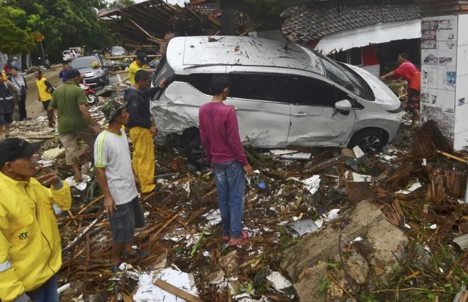 Du kh&aacute;ch kể lại gi&acirc;y ph&uacute;t s&oacute;ng thần tấn c&ocirc;ng Indonesia: Con g&aacute;i t&ocirc;i mắc kẹt dưới h&agrave;ng đống mảnh vỡ - Ảnh 3.