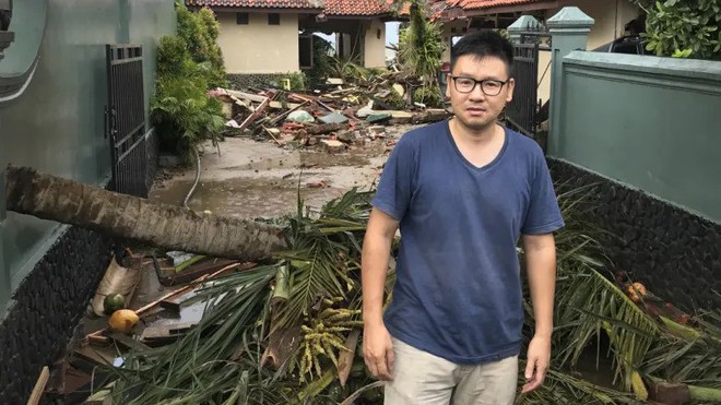 Du kh&aacute;ch kể lại gi&acirc;y ph&uacute;t s&oacute;ng thần tấn c&ocirc;ng Indonesia: Con g&aacute;i t&ocirc;i mắc kẹt dưới h&agrave;ng đống mảnh vỡ - Ảnh 1.