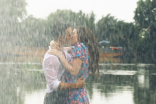 Kim L&yacute; đăng ảnh ch&uacute;c mừng Gi&aacute;ng sinh nhưng khoảnh khắc kho&aacute; m&ocirc;i H&agrave; Hồ lại được ch&uacute; &yacute; hơn cả - Ảnh 4.