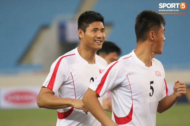 Cầu thủ CHDCND Triều Tiên thoải mái cười đùa trên sân tập trước ngày đối đầu Việt Nam - Ảnh 3.