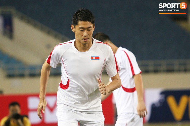 Cầu thủ CHDCND Triều Tiên thoải mái cười đùa trên sân tập trước ngày đối đầu Việt Nam - Ảnh 6.