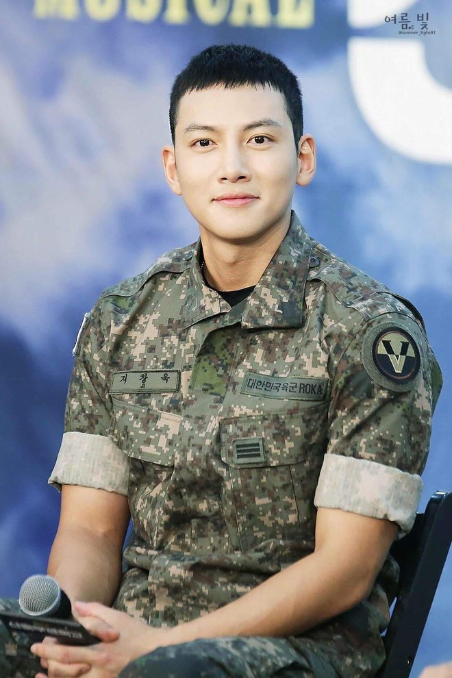 Ai ngờ nhập ngũ l&agrave; thước đo nhan sắc chuẩn nhất của c&aacute;c nam thần Kbiz: Hyun Bin, Ji Chang Wook g&acirc;y sốc v&igrave; mặt mộc - Ảnh 4.