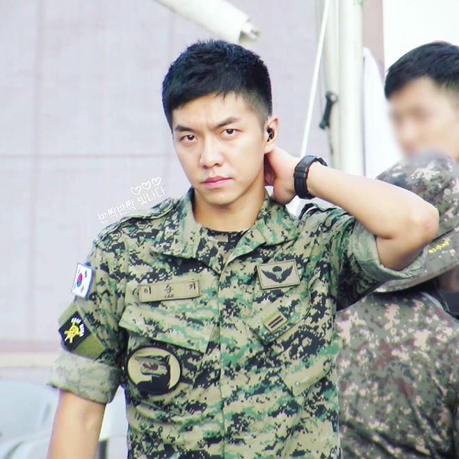 Ai ngờ nhập ngũ l&agrave; thước đo nhan sắc chuẩn nhất của c&aacute;c nam thần Kbiz: Hyun Bin, Ji Chang Wook g&acirc;y sốc v&igrave; mặt mộc - Ảnh 26.