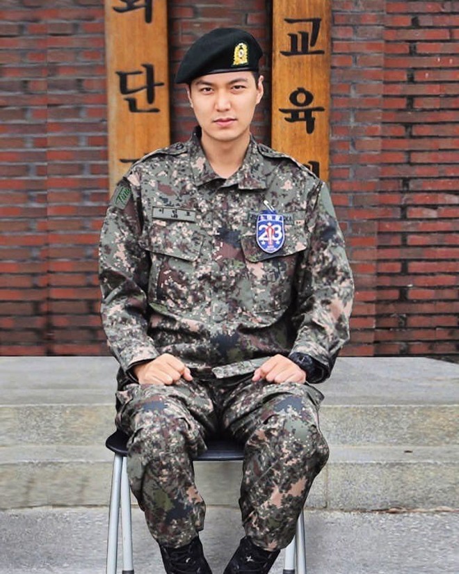 Ai ngờ nhập ngũ l&agrave; thước đo nhan sắc chuẩn nhất của c&aacute;c nam thần Kbiz: Hyun Bin, Ji Chang Wook g&acirc;y sốc v&igrave; mặt mộc - Ảnh 8.