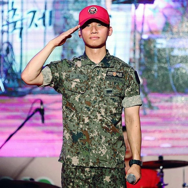 Ai ngờ nhập ngũ l&agrave; thước đo nhan sắc chuẩn nhất của c&aacute;c nam thần Kbiz: Hyun Bin, Ji Chang Wook g&acirc;y sốc v&igrave; mặt mộc - Ảnh 17.