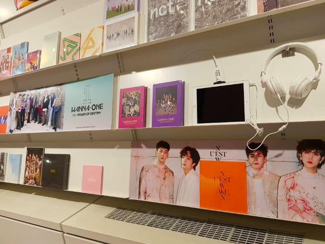 Tiệm tạp ho&aacute; SM lại chọc tức fan: b&aacute;n đồ kỳ cục đ&atilde; đ&agrave;nh, giờ c&ograve;n b&agrave;y b&aacute;n lu&ocirc;n cả album nghệ sĩ thuộc c&ocirc;ng ty kh&aacute;c - Ảnh 3.