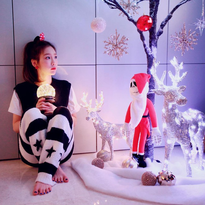 Sao Hàn tưng bừng Giáng Sinh: Song Joong Ki, Jennie, BTS đầy ấm áp, Jung Hae In bất ngờ ghép đôi với mỹ nhân này - Ảnh 1.