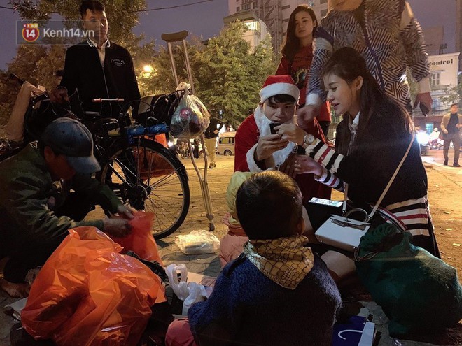 Hình ảnh cầu thủ Xuân Mạnh chống nạng tặng quà Noel cho những số phận khó khăn trên phố Hà Nội khiến nhiều người ấm lòng - Ảnh 3.