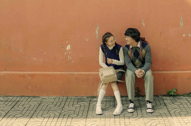 Ninh Dương Lan Ngọc c&agrave; khịa khiến Trấn Th&agrave;nh bị đấm chảy m&aacute;u mũi trong teaser của Cua Lại Vợ Bầu - Ảnh 2.