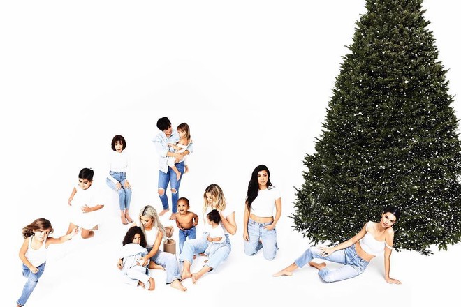 Đại gia đình Kardashian chụp ảnh Giáng Sinh khoe \