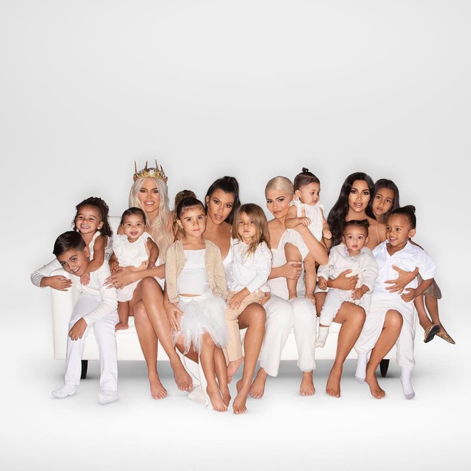 Đại gia đình Kardashian chụp ảnh Giáng Sinh khoe con đàn cháu đống nhưng lại thiếu nhiều nhân vật quan trọng - Ảnh 1.