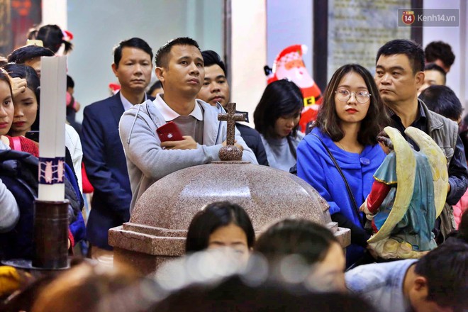 Người dân Hà Nội, Sài Gòn và Đà Nẵng ùn ùn đổ về trung tâm đón Giáng sinh - Ảnh 38.