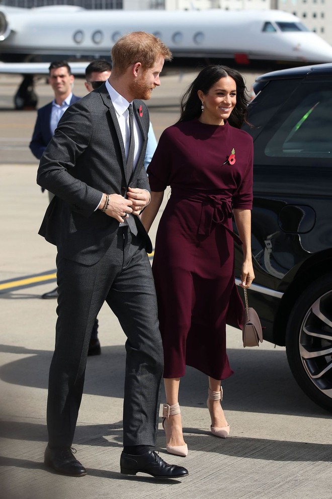 Nếu như Kate rất m&ecirc; đồ b&igrave;nh d&acirc;n th&igrave; Meghan Markle từng tổ chức hẳn một bữa tiệc để tống khứ đồ rẻ, ch&agrave;o đ&oacute;n đồ hiệu - Ảnh 1.