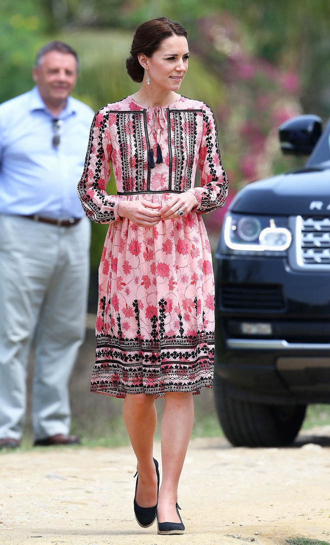 Nếu như Kate rất m&ecirc; đồ b&igrave;nh d&acirc;n th&igrave; Meghan Markle từng tổ chức hẳn một bữa tiệc để tống khứ đồ rẻ, ch&agrave;o đ&oacute;n đồ hiệu - Ảnh 3.