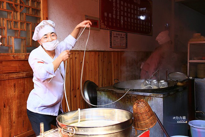 Chuyện làm bát mì cho khách cũng phải bật nhạc nhảy xập xình mới chịu ở Trung Quốc - Ảnh 4.