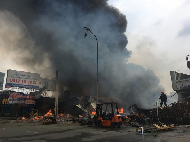 Đồng Nai: Cháy lớn tại cơ sở kinh doanh gỗ rồi lan sang nhiều nhà bên cạnh, hàng chục người phải tháo chạy thoát thân - Ảnh 1.