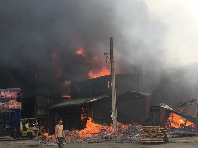 Đồng Nai: Cháy lớn tại cơ sở kinh doanh gỗ rồi lan sang nhiều nhà bên cạnh, hàng chục người phải tháo chạy thoát thân - Ảnh 2.