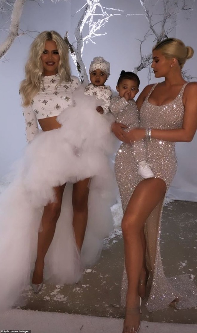 Gia đình Kardashian mời dàn sao cực khủng dự tiệc Giáng Sinh, đặc biệt có cả kẻ thù một thời Paris Hilton - Ảnh 7.